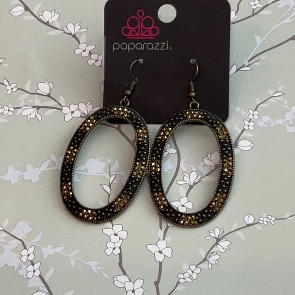 ❄️ Paparazzi | Gold and Black Oval Earrings Rhinestone Rebel Brass